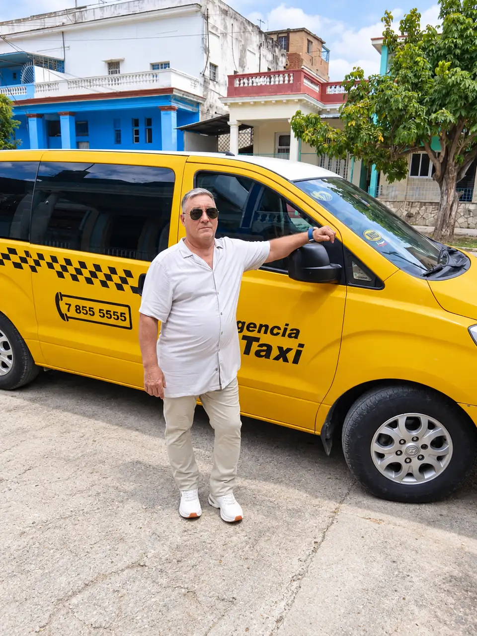 Enrique, conductor de Havana with Enrique