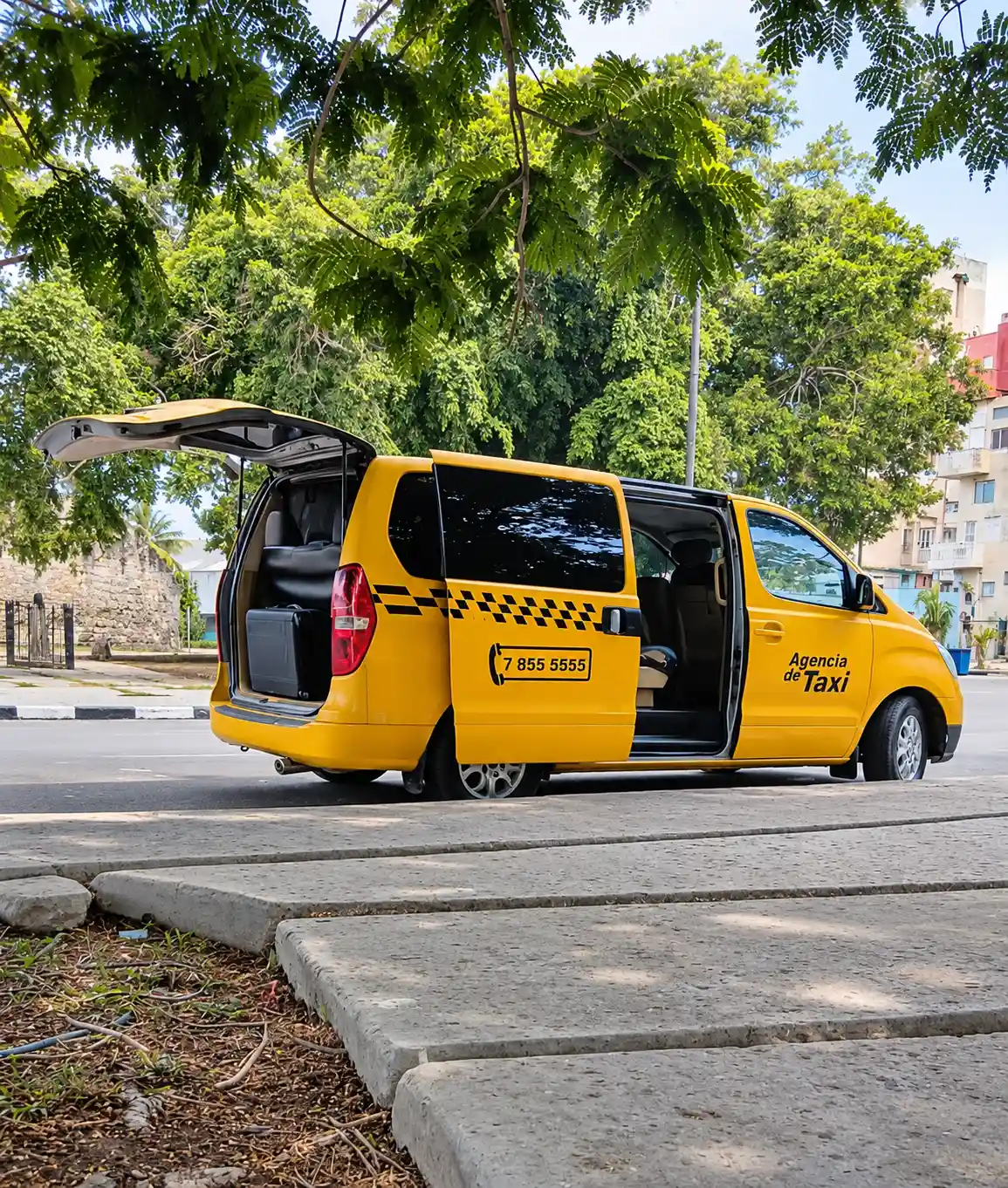 Vehículo amarillo de pasajeros con la puerta lateral y el portón trasero abiertos.