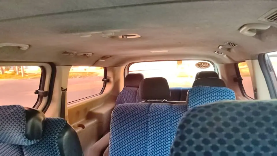 Asientos para pasajeros en el interior del vehículo.